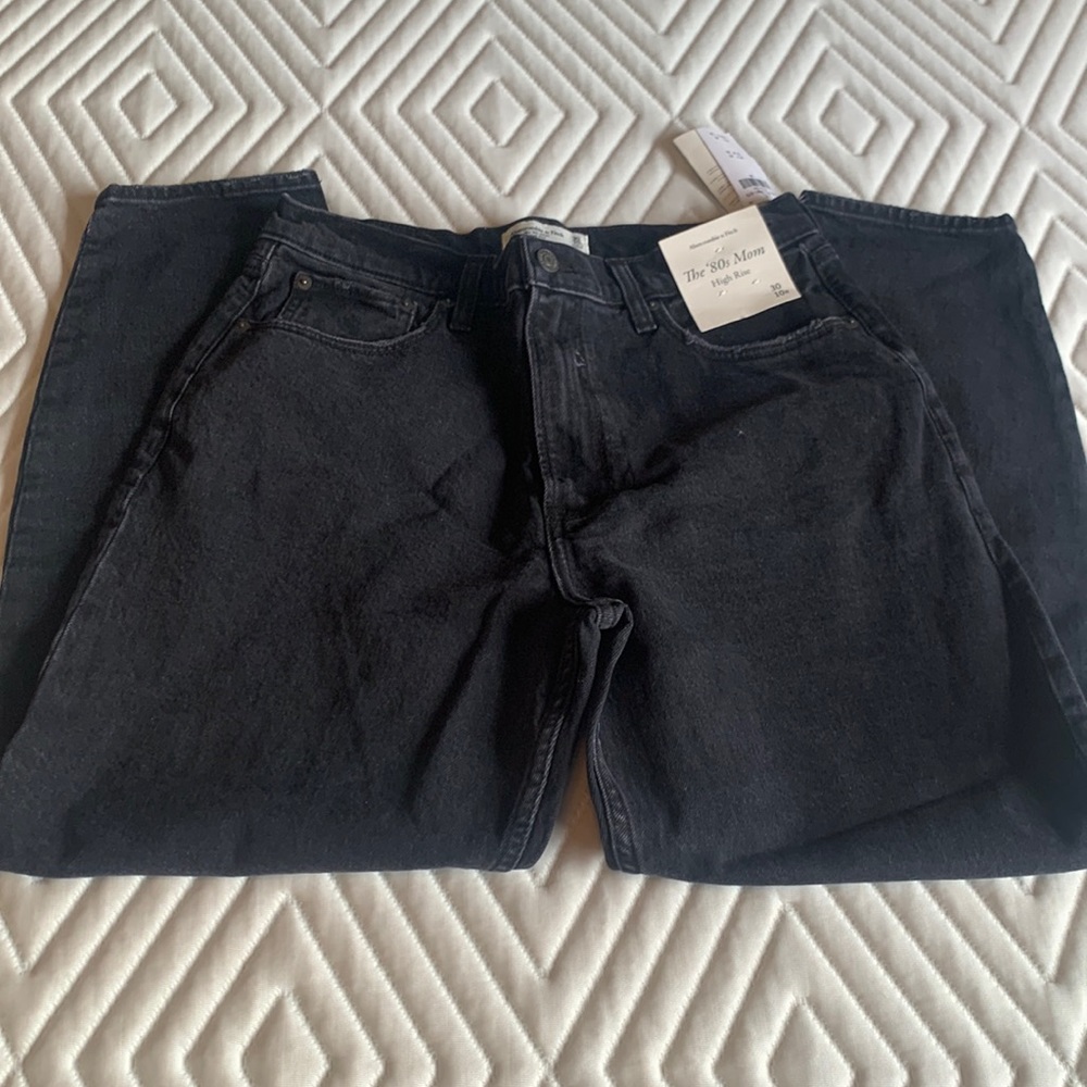 80’s mom high rise jeans in black. Abercrombie & Fitch.